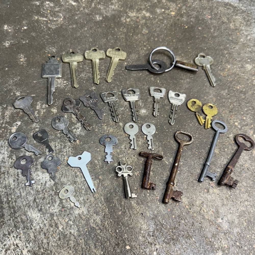 Vintage Skeleton Key Lot Antique Warded Brass Steel Keys Decor